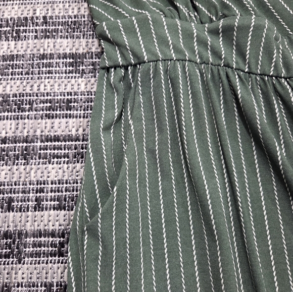 Kaileigh Striped Green Jumpsuit Capri Length Pants Medium Petite - Picture 3 of 9
